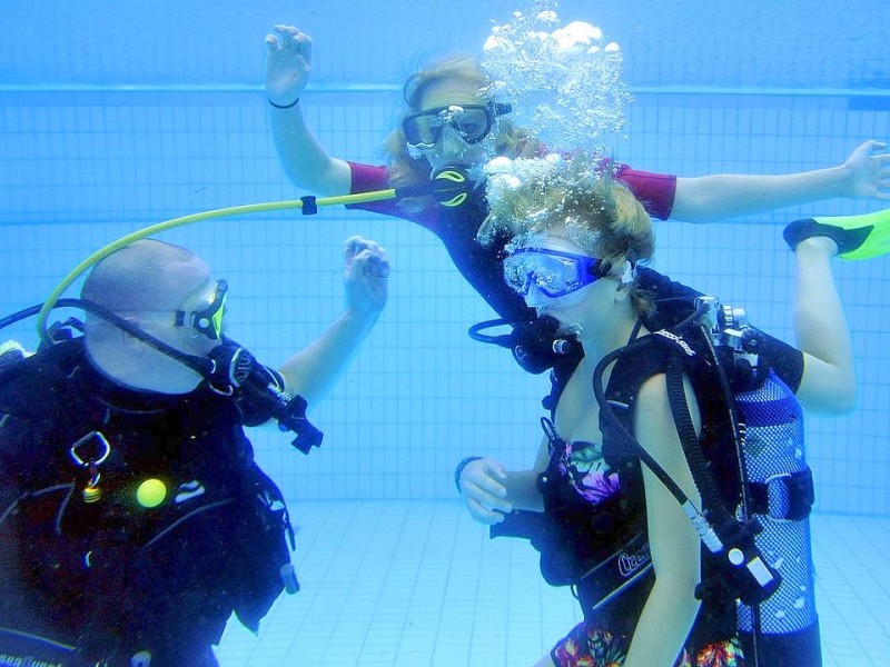 Schnuppertauchen für Kids bei den Tauchsportfreunden Herdecke im Freibad an der Hengsteyseestraße. Bild: Lisa (13) und Carolin (15) dürfen unter Begleitung auch in der 4 m tiefen Sprunggrube des Herdecker Freibades tauchen.Foto: Jürgen Theobald