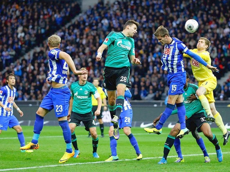 Schalke 04 hat den direkten Tabellennachbarn Hertha BSC besiegt.