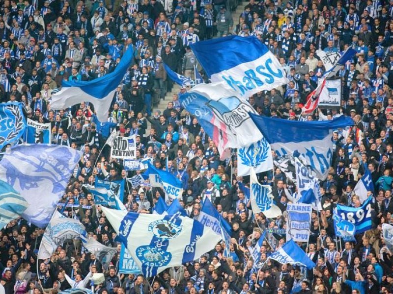 Schalke 04 hat den direkten Tabellennachbarn Hertha BSC besiegt.