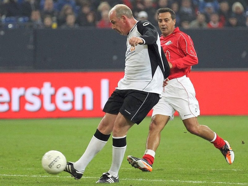 Fußball-Jahrhundertspiel: Deutschland - Türkei am 17.11.2013 in der VeltinsArena in Gelsenkirchen (Nordrhein-Westfalen). Der deutsche Mario Basler (l) trifft mit diesem Schuß ins Tor. Foto: Friso Gentsch/dpa +++(c) dpa - Bildfunk+++