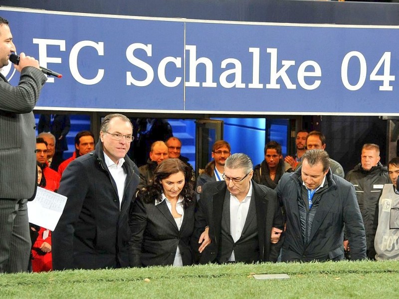 Jahrhundertspiel am Sonntag, 17.11.2013 in Gelsenkirchen. Schalkes Ex-Manager Rudi Assauer betritt vor dem Spiel der deuteschen und türkischen Altininternationalen das Spielfeld und begrüßt die Fans. Im Bild vlnr: Schalkes Aufsichtsratsvoristzender Clemens Tönnies, Tochter Bettina, Rudi Assauer und Eurofighter Marc Wilmots.Foto: Joachim Kleine-Büning/WAZ FotoPool