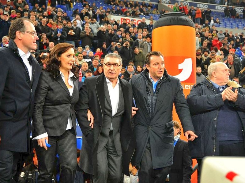 Jahrhundertspiel am Sonntag, 17.11.2013 in Gelsenkirchen. Schalkes Ex-Manager Rudi Assauer betritt vor dem Spiel der deuteschen und türkischen Altininternationalen das Spielfeld und begrüßt die Fans. Im Bild vlnr: Schalkes Aufsichtsratsvoristzender Clemens Tönnies, Tochter Bettina, Rudi Assauer und Eurofighter Marc Wilmots.Foto: Joachim Kleine-Büning/WAZ FotoPool