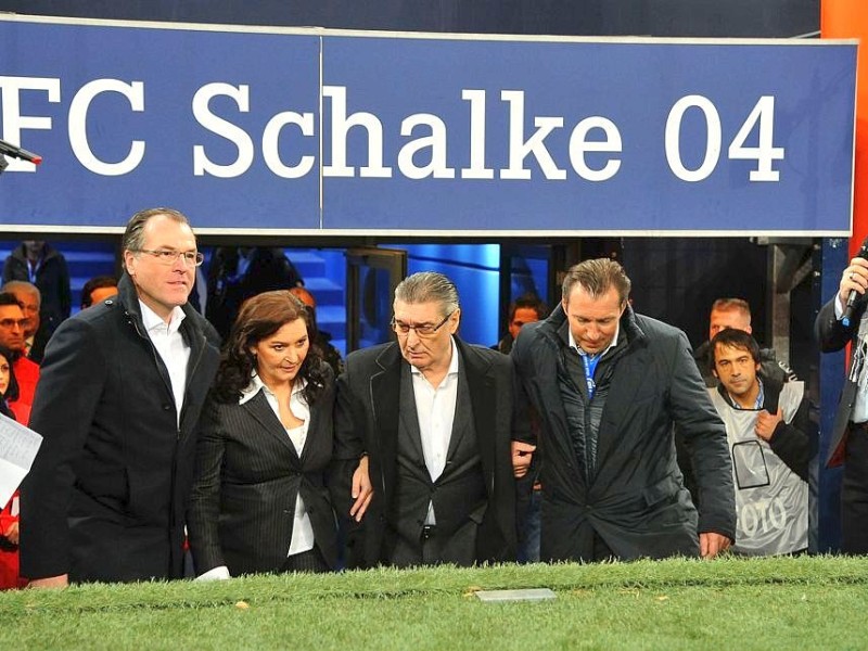 Jahrhundertspiel am Sonntag, 17.11.2013 in Gelsenkirchen. Schalkes Ex-Manager Rudi Assauer betritt vor dem Spiel der deuteschen und türkischen Altininternationalen das Spielfeld und begrüßt die Fans. Im Bild vlnr: Schalkes Aufsichtsratsvoristzender Clemens Tönnies, Tochter Bettina, Rudi Assauer und Eurofighter Marc Wilmots.Foto: Joachim Kleine-Büning/WAZ FotoPool