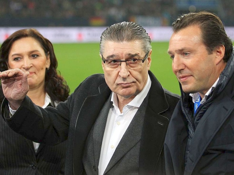 Fußball-Jahrhundertspiel: Deutschland - Türkei am 17.11.2013 in der VeltinsArena in Gelsenkirchen (Nordrhein-Westfalen). Schalkes ehemaliger Manager Rudi Assauer (M), seine Tochter Bettina Michel (l) und der Ex-Spieler von Schalke 04, Marc Wilmots (r) stehen vor dem Spiel auf dem Spielfeld. Foto: Friso Gentsch/dpa +++(c) dpa - Bildfunk+++