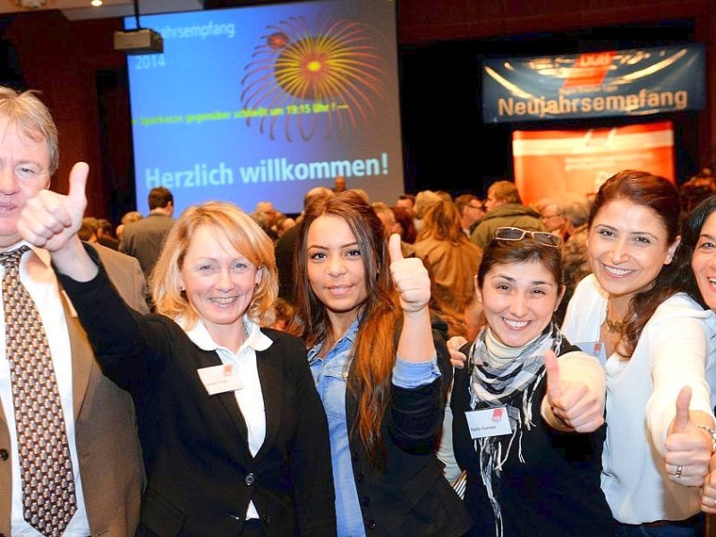 Der  DGB Emscher Lippe lud am Freitag, 03.01.2014 zum Neujahrsempfang in die Mathias-Jakobs-Stadthalle in Gladbeck an der Friedrichstraße ein. Das gut gelaunte Begrüßungsteam.Foto: Lutz von Staegmann WAZ-FotoPool