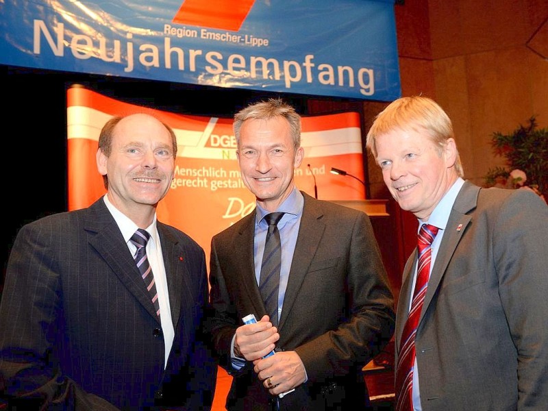 Der  DGB Emscher Lippe lud am Freitag, 03.01.2014 zum Neujahrsempfang in die Mathias-Jakobs-Stadthalle in Gladbeck an der Friedrichstraße ein. Gastgeber DGB Regionsgeschäftsführer Josef Hülsdünker li. mit dem Gelsenkirchener OB Frank Baranowski mi. und Gastredner Reiner Hoffmann, Mitglied vom  DGB Bundesvorstand re.Foto: Lutz von Staegmann WAZ-FotoPool