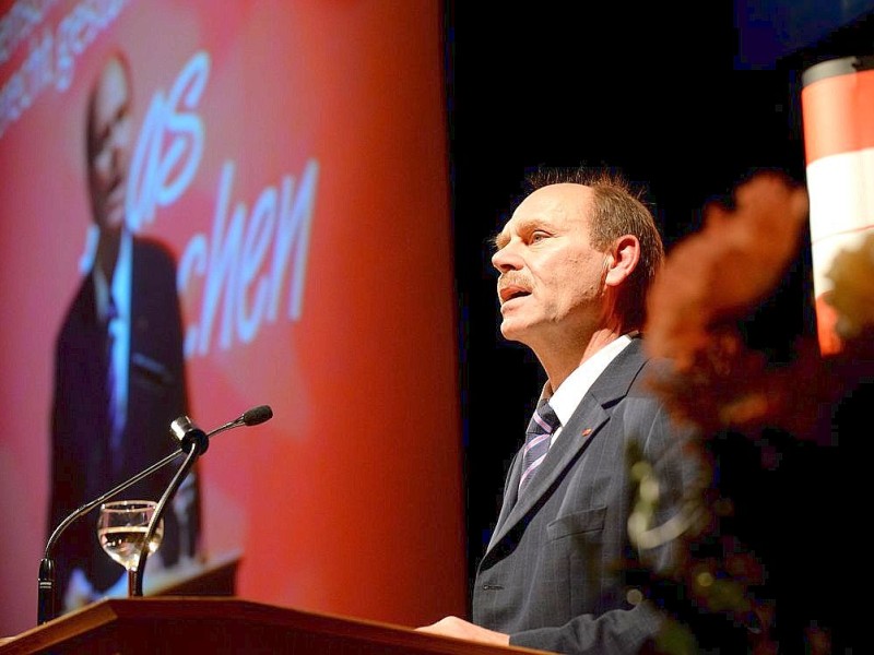 Der  DGB Emscher Lippe lud am Freitag, 03.01.2014 zum Neujahrsempfang in die Mathias-Jakobs-Stadthalle in Gladbeck an der Friedrichstraße ein. DGB Regionsgeschäftsführer Josef Hülsdünker bei der Eröffnungsrede.Foto: Lutz von Staegmann WAZ-FotoPool