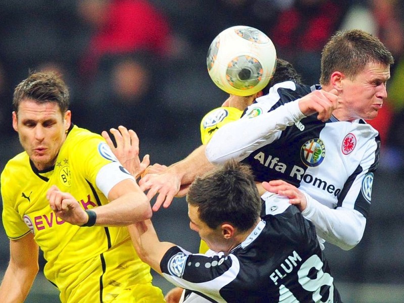 Frankfurt musste sich trotz guter Leistung in einem ausgeglichen Spiel zweier Fußball-Bundesligisten spät mit 0:1 (0:0) geschlagen geben