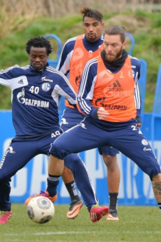 Training FC Schalke 04 am Donnerstag, 13.02.2014 in Gelsenkirchen.Im Bild Schalkes Anthony Annan (l) gegen Tim HooglandFoto: Joachim Kleine-Büning/WAZ FotoPool