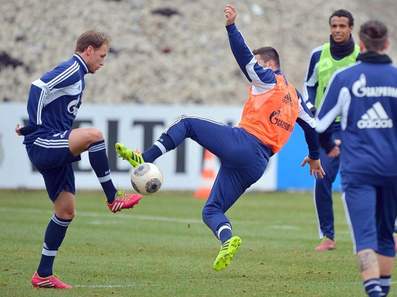 Training FC Schalke 04 am Donnerstag, 13.02.2014 in Gelsenkirchen.Im Bild Schalkes Kapitän Benedikt Höwedes (4) gegen Sead KolasinacFoto: Joachim Kleine-Büning/WAZ FotoPool