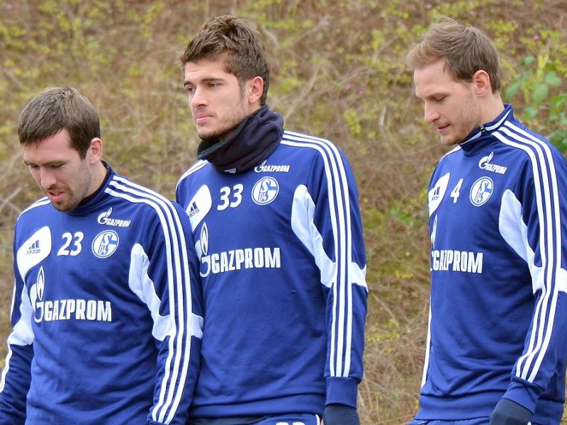 Training FC Schalke 04 am Donnerstag, 13.02.2014 in Gelsenkirchen.Im Bild Schalkes Christian Fuchs, Roman Neustädter, Benedikt Höwedes (vl)Foto: Joachim Kleine-Büning/WAZ FotoPool