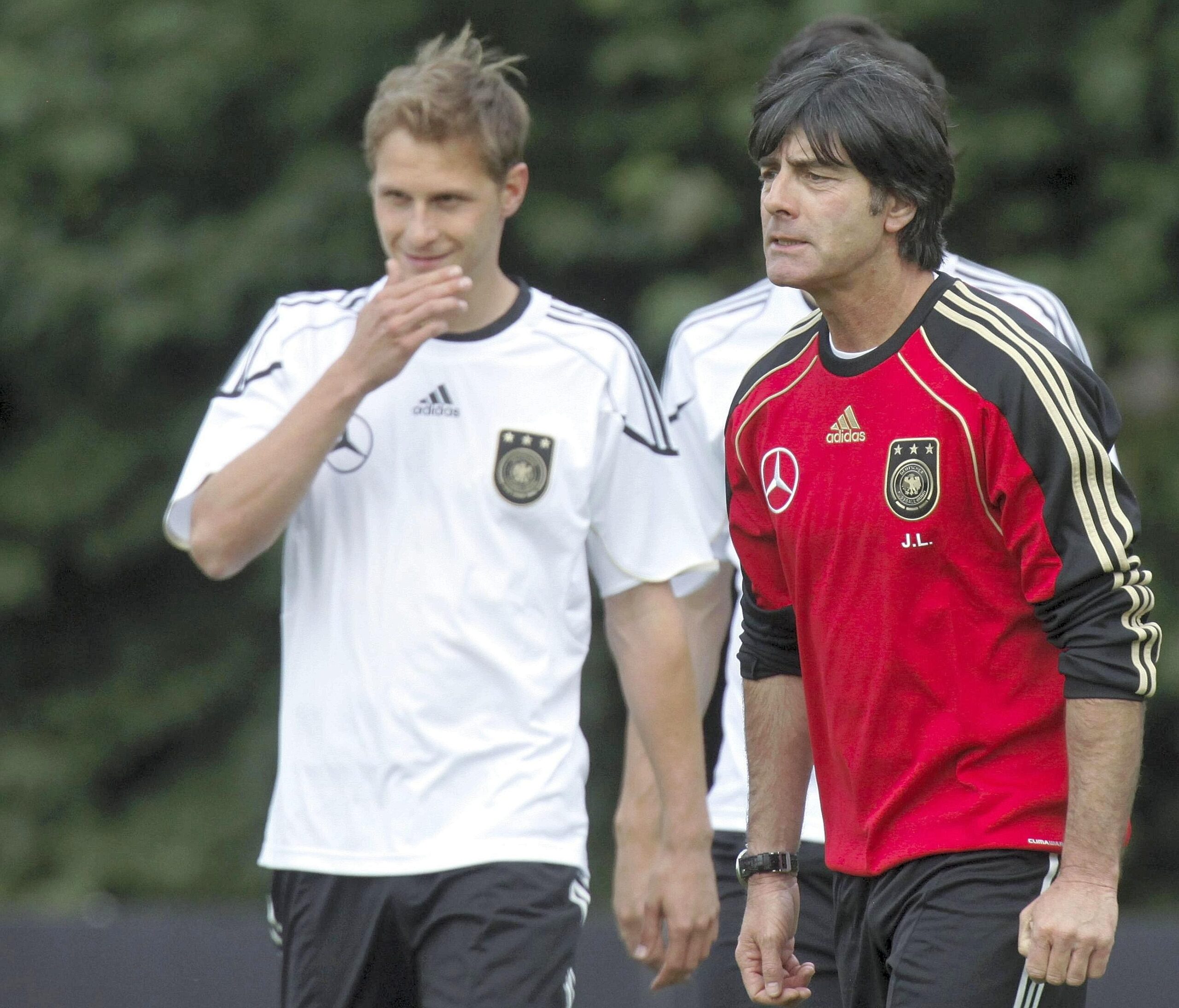 ... bei Joachim Löw Stammspieler sein - wenn auch erst einmal auf der ungeliebten Rechtsverteidiger-Position. Tendenz: Stammspieler, Kapitän, künftige Ikone, laut Horst Heldt unverkäuflich.