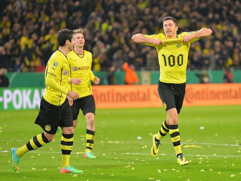 Der BVB schlägt den VfL Wolfsburg im DFB-Pokal-Halbfinale mit 2:0. Die Impressionen aus dem Signal Iduna Park.