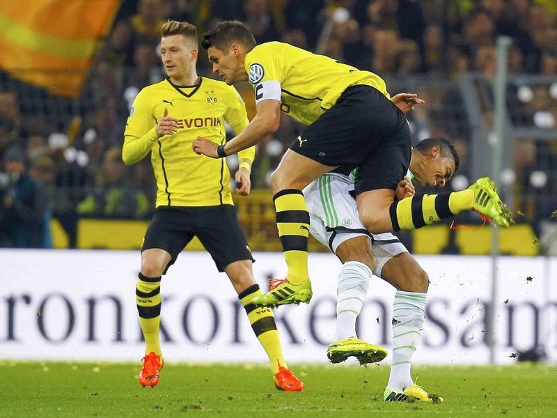 Der BVB schlägt den VfL Wolfsburg im DFB-Pokal-Halbfinale mit 2:0. Die Impressionen aus dem Signal Iduna Park.