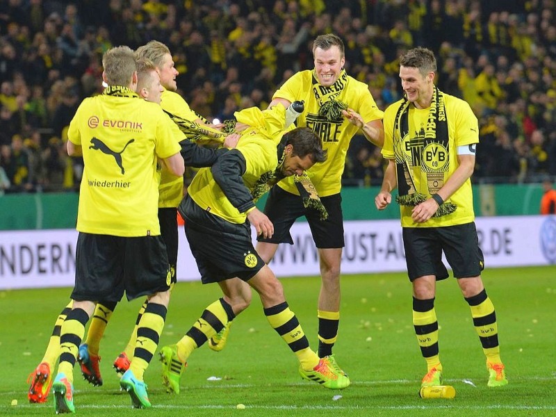 Der BVB schlägt den VfL Wolfsburg im DFB-Pokal-Halbfinale mit 2:0. Die Impressionen aus dem Signal Iduna Park.