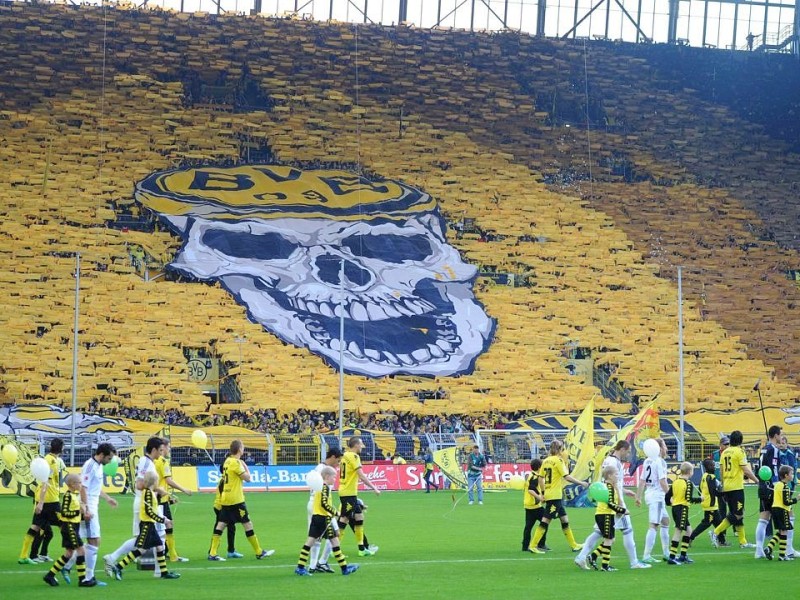 Auch der Totenkopf vor dem Spiel gegen den VfL Wolfsburg im November 2011 machte Eindruck.