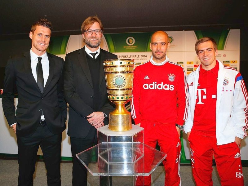 Nur noch einmal schlafen, dann steigt in Berlin der große DFB-Pokalabend zwischen Borussia Dortmund und dem FC Bayern München. Am Freitag trafen sich bereits die Trainer Jürgen Klopp und Pep Guardiola zur Pressekonfere in der Hauptstadt. Mit dabei waren auch die Kapitäne Sebastian Kehl und Philipp Lahm.