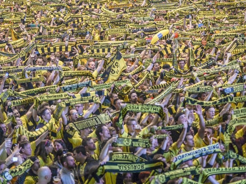 Public Viewing während des DFB Pokalfinales am 17.5.2014 .Auf dem Dortmunder Friedensplatz.Foto: Knut Vahlensieck / WAZ Fotopool