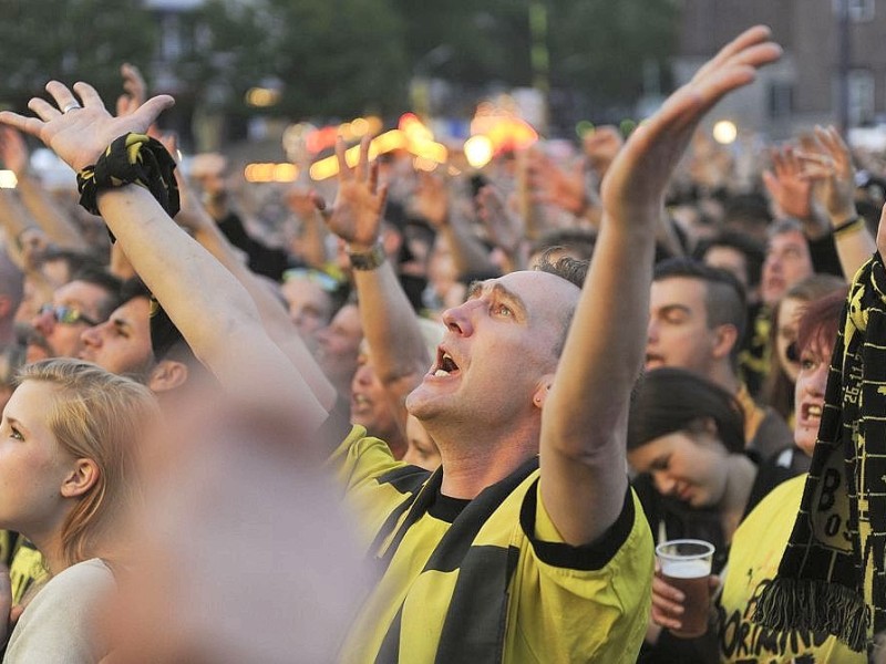 Public Viewing während des DFB Pokalfinales am 17.5.2014 .Auf dem Dortmunder Friedensplatz.Foto: Knut Vahlensieck / WAZ Fotopool