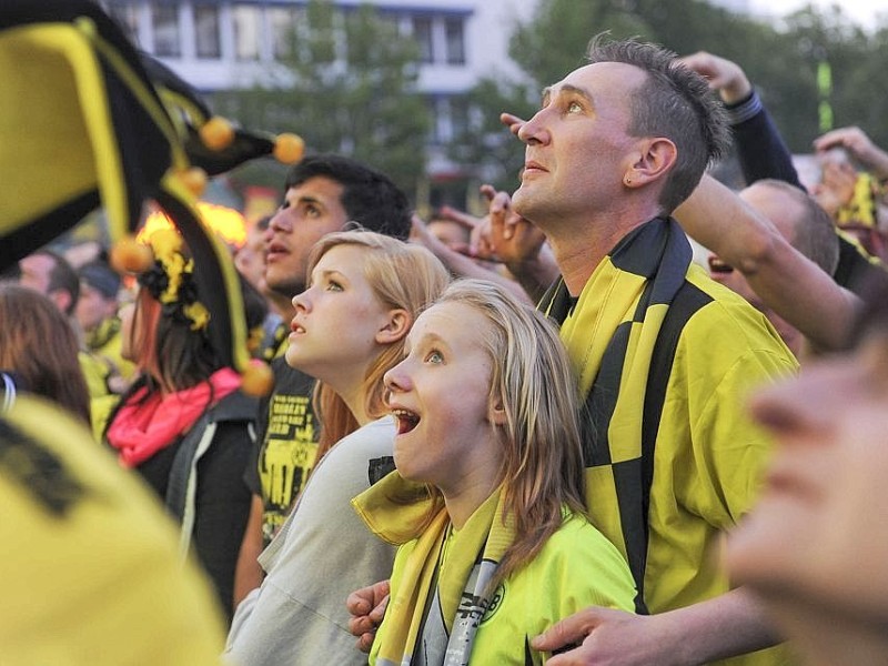 Public Viewing während des DFB Pokalfinales am 17.5.2014 .Auf dem Dortmunder Friedensplatz.Foto: Knut Vahlensieck / WAZ Fotopool