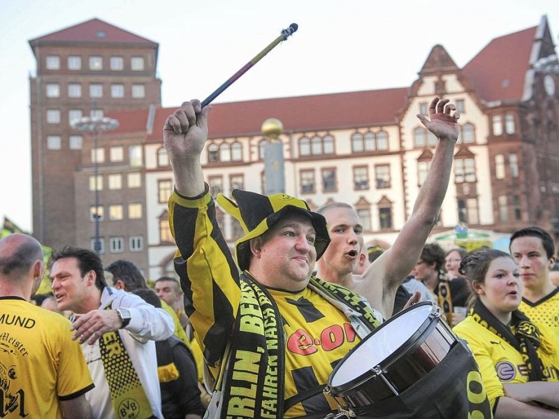 Public Viewing während des DFB Pokalfinales am 17.5.2014 .Auf dem Dortmunder Friedensplatz.Foto: Knut Vahlensieck / WAZ Fotopool