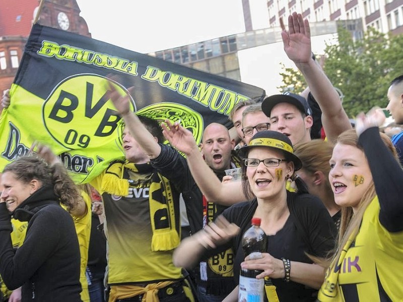 Public Viewing während des DFB Pokalfinales am 17.5.2014 .Auf dem Dortmunder Friedensplatz.Foto: Knut Vahlensieck / WAZ Fotopool