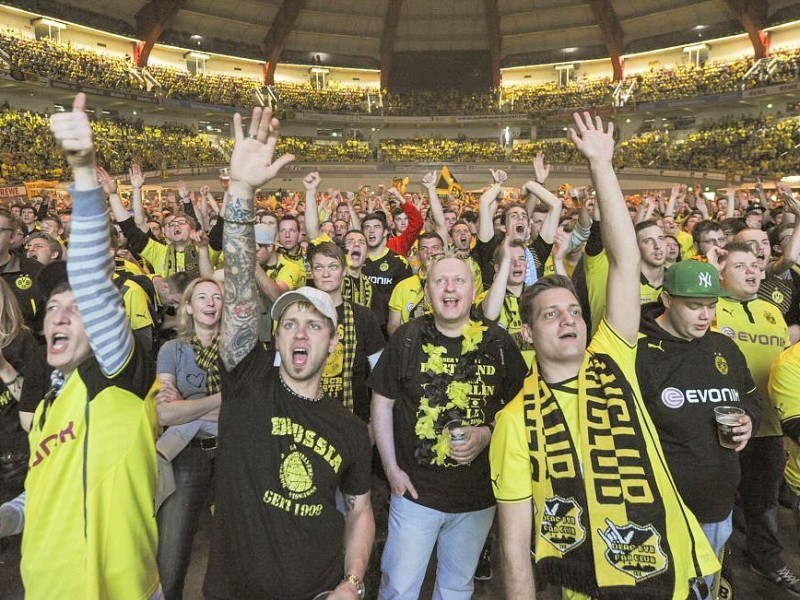 Public Viewing während des DFB Pokalfinales am 17.5.2014 .Hier in der Westfalenhalle.Foto: Knut Vahlensieck / WAZ Fotopool