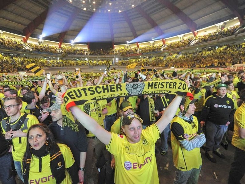 Public Viewing während des DFB Pokalfinales am 17.5.2014 .Hier in der Westfalenhalle.Foto: Knut Vahlensieck / WAZ Fotopool