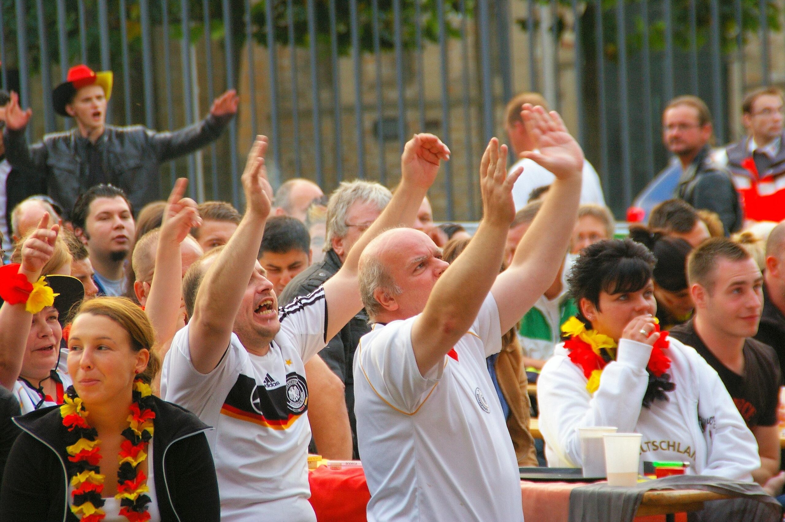 Bis in die Nacht hofften die Fans auf dem Burgplatz, doch das erwartete Tor für Deutschland sollte nicht mehr fallen. Foto: Pascal Hesse