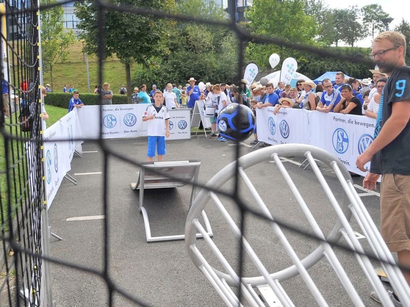 Der diesjährige Schalke-Tag steht unter dem Motto: AUF SCHALKE WIRD GEZECHT. Mehr als Hunderttausend Besucher strömten am Sonntag über das Vereinsgelände auf dem Berger Feld.