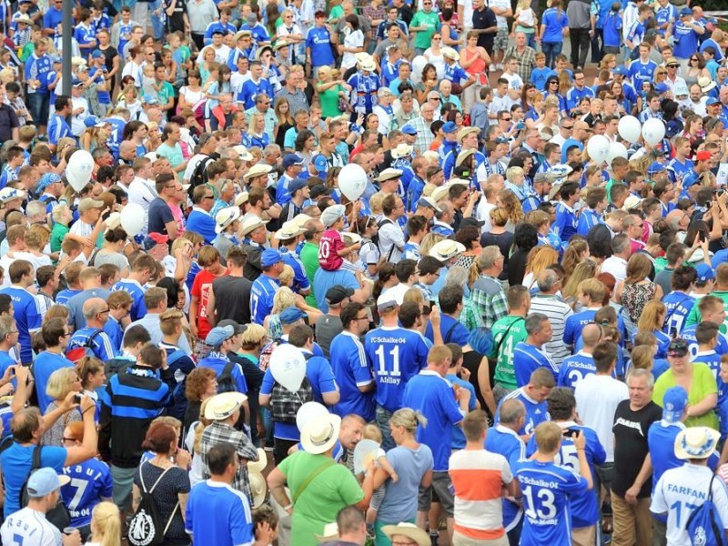 Der diesjährige Schalke-Tag steht unter dem Motto: AUF SCHALKE WIRD GEZECHT. Mehr als Hunderttausend Besucher strömten am Sonntag über das Vereinsgelände auf dem Berger Feld.