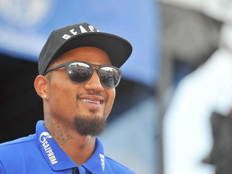 Cooler Auftritt: Kevin-Prince Boateng mit Cap und Sonnenbrille.