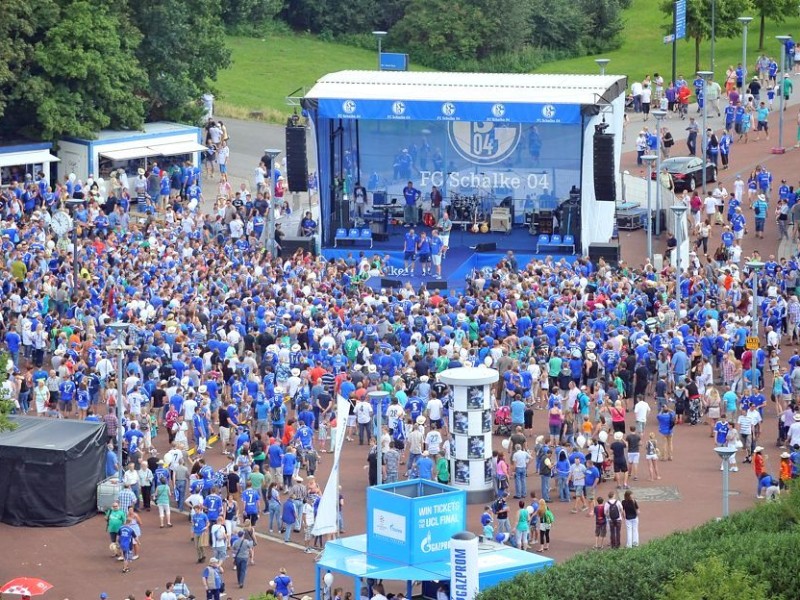 Der diesjährige Schalke-Tag steht unter dem Motto: AUF SCHALKE WIRD GEZECHT. Mehr als Hunderttausend Besucher strömten am Sonntag über das Vereinsgelände auf dem Berger Feld.