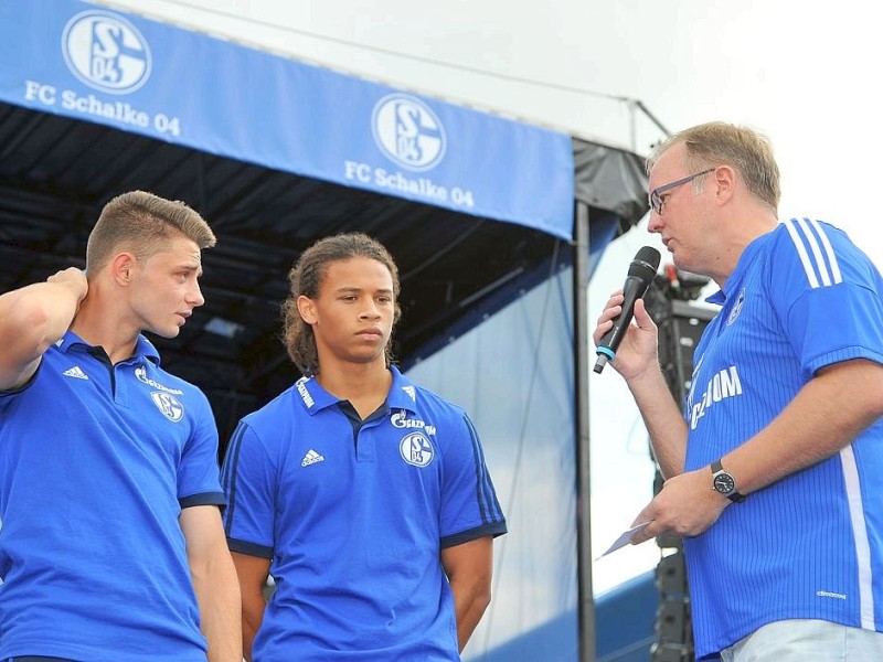 Die Nachwuchskicker Maurice Multhaup, Leroy Sane im Interview mit Jörg SEveneick (vL).