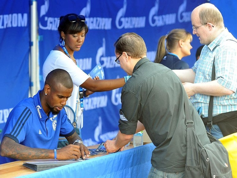 Felipe Santana gibt Autogramme.