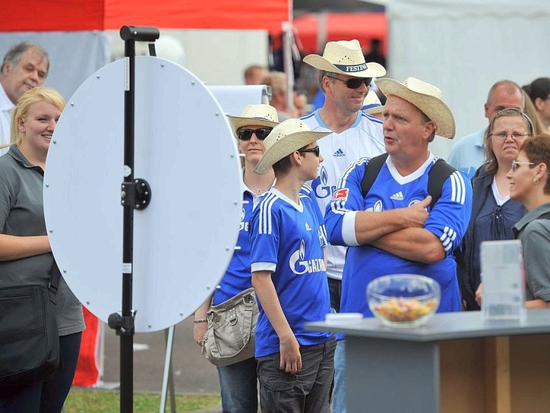 Der diesjährige Schalke-Tag steht unter dem Motto: AUF SCHALKE WIRD GEZECHT. Mehr als Hunderttausend Besucher strömten am Sonntag über das Vereinsgelände auf dem Berger Feld.