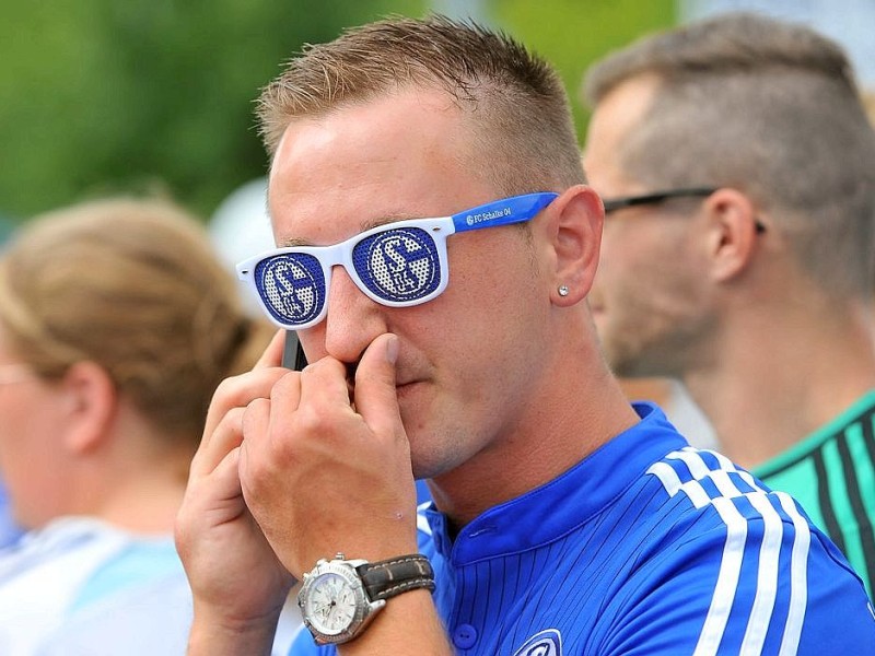 Mehr als Hunderttausend Besucher strömten am Sonntag über das Vereinsgelände auf dem Berger Feld.Durch die Vereinsbrille gesehen.