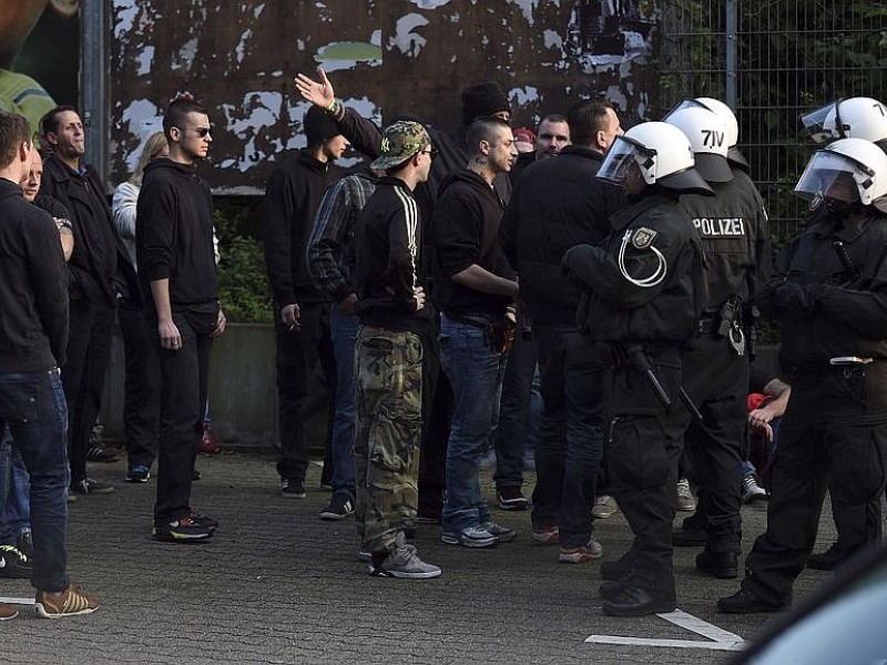 Ein Gruppe Hooligans aus ganz NRW wird am 21. September 2014 auf einem Parkplatz in der Nähe des Hauptbahnhofs Essen eingekesselt.Foto: Sebastian Konopka / WAZ FotoPool