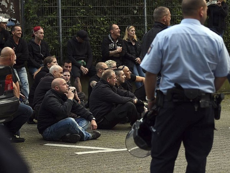 Ein Gruppe Hooligans aus ganz NRW wird am 21. September 2014 auf einem Parkplatz in der Nähe des Hauptbahnhofs Essen eingekesselt.Foto: Sebastian Konopka / WAZ FotoPool