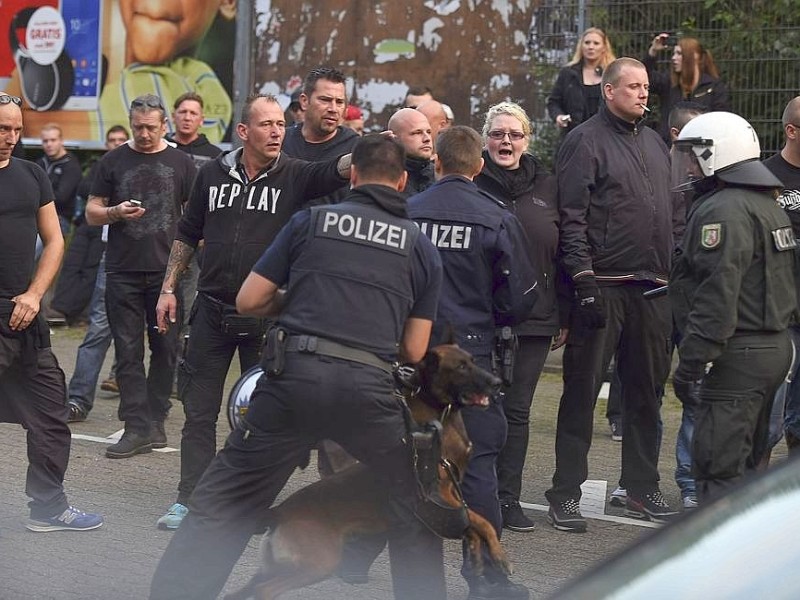 Ein Gruppe Hooligans aus ganz NRW wird am 21. September 2014 auf einem Parkplatz in der Nähe des Hauptbahnhofs Essen eingekesselt.Foto: Sebastian Konopka / WAZ FotoPool