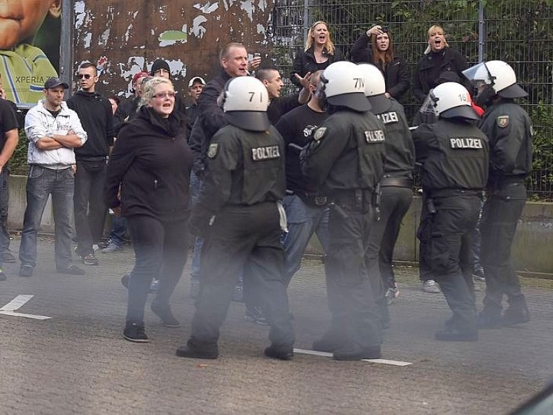 Ein Gruppe Hooligans aus ganz NRW wird am 21. September 2014 auf einem Parkplatz in der Nähe des Hauptbahnhofs Essen eingekesselt.Foto: Sebastian Konopka / WAZ FotoPool