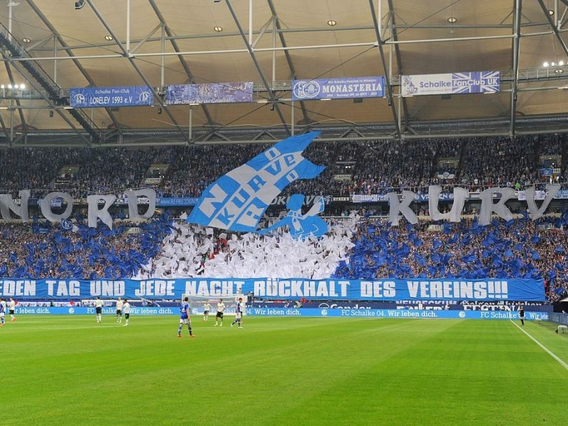 Stimmungsgarant in der Veltins Arena: Die Nordkurve in Gelsenkirchen.