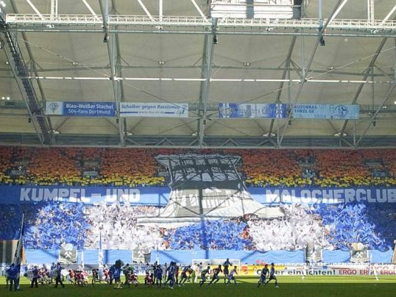 Kohle unter unseren Füßen, Schlote ragen hoch hinaus, unsere Heimat Ruhrrevier, unser Club der S04, ja so ist es und wirds auch ewig sein.Aufgenommen am 17.04.2010.