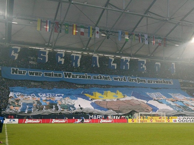 Choreo und Mahnung der Schalkefans in der Nordkurve.