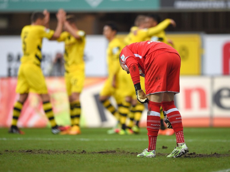 Der SC Paderborn und Borussia Dortmund trennen sich am 12. Spieltag der Fußball-Bundesliga mit einem 2:2. Die Bilder vom Spiel in Paderborn.