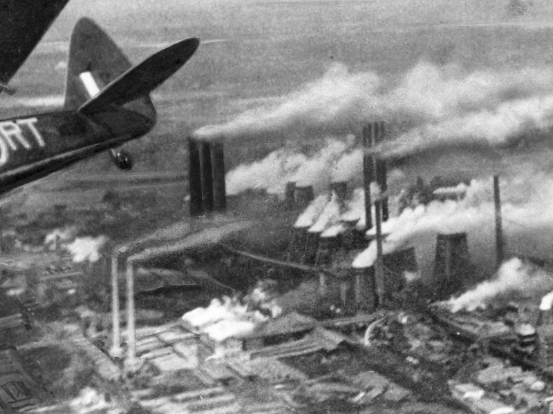 Vom Kraftwerk in Hürth-Knapsack bei Köln haben wir nur ein britisches Kriegsfoto  gefunden – aber auch das ist beeindruckend.