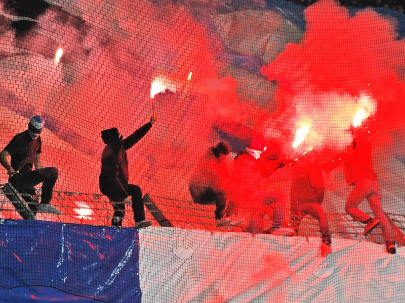 Die Ultras des VfL Bochum zündeten beim Heimspiel der Blauweißen gegen den FC St. Pauli in der Halbzeit Pyrotechnik en masse.