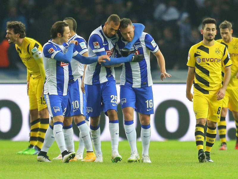 Der ehemalige Dortmunder Julian Schieber hat beim BVB die Verunsicherung neu entfacht. Mit einem perfekten Kontertor sorgte der 25 Jahre alte Stürmer am 15. Spieltag der Fußball-Bundesliga für den 1:0 (1:0)-Sieg von Hertha BSC und stürzte Borussia Dortmund zurück in die Abstiegszone. Für die Berliner, die mit 17 Punkten in der Tabelle auf Rang zwölf kletterten, war es vor 75 254 Zuschauern der erste Heimsieg gegen den BVB seit mehr als sieben Jahren. Champions-League-Achtelfinalist Borussia steht mit 14 Punkten auf dem 16. Rang, der zum Saisonende die Abstiegsrelegation bedeuten würde.