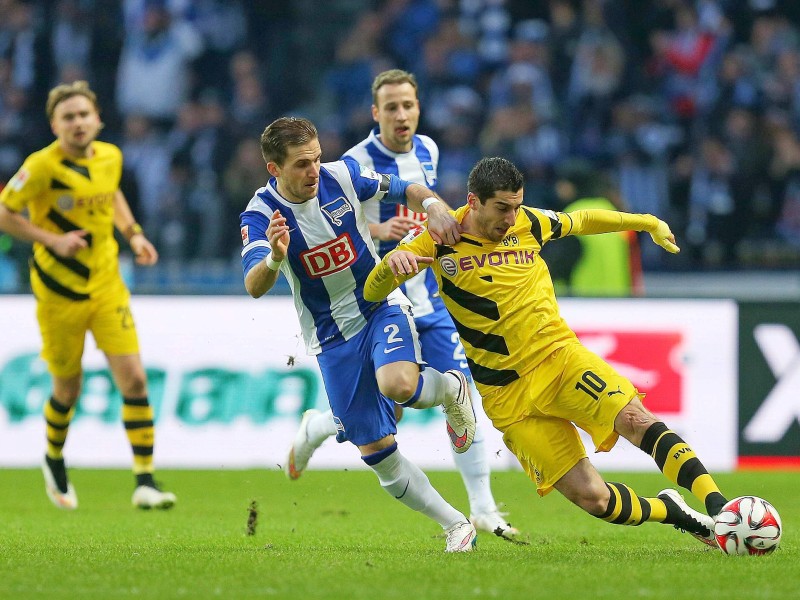 Der ehemalige Dortmunder Julian Schieber hat beim BVB die Verunsicherung neu entfacht. Mit einem perfekten Kontertor sorgte der 25 Jahre alte Stürmer am 15. Spieltag der Fußball-Bundesliga für den 1:0 (1:0)-Sieg von Hertha BSC und stürzte Borussia Dortmund zurück in die Abstiegszone. Für die Berliner, die mit 17 Punkten in der Tabelle auf Rang zwölf kletterten, war es vor 75 254 Zuschauern der erste Heimsieg gegen den BVB seit mehr als sieben Jahren. Champions-League-Achtelfinalist Borussia steht mit 14 Punkten auf dem 16. Rang, der zum Saisonende die Abstiegsrelegation bedeuten würde.