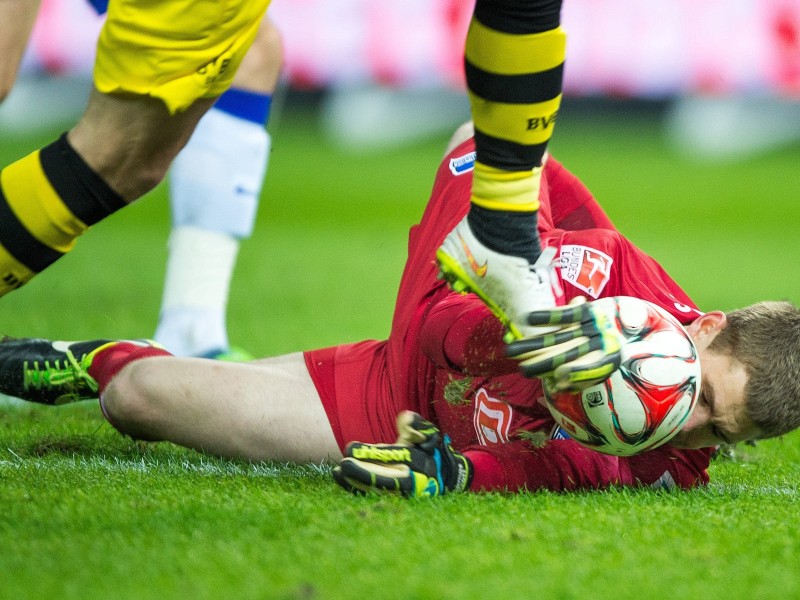 Der ehemalige Dortmunder Julian Schieber hat beim BVB die Verunsicherung neu entfacht. Mit einem perfekten Kontertor sorgte der 25 Jahre alte Stürmer am 15. Spieltag der Fußball-Bundesliga für den 1:0 (1:0)-Sieg von Hertha BSC und stürzte Borussia Dortmund zurück in die Abstiegszone. Für die Berliner, die mit 17 Punkten in der Tabelle auf Rang zwölf kletterten, war es vor 75 254 Zuschauern der erste Heimsieg gegen den BVB seit mehr als sieben Jahren. Champions-League-Achtelfinalist Borussia steht mit 14 Punkten auf dem 16. Rang, der zum Saisonende die Abstiegsrelegation bedeuten würde.